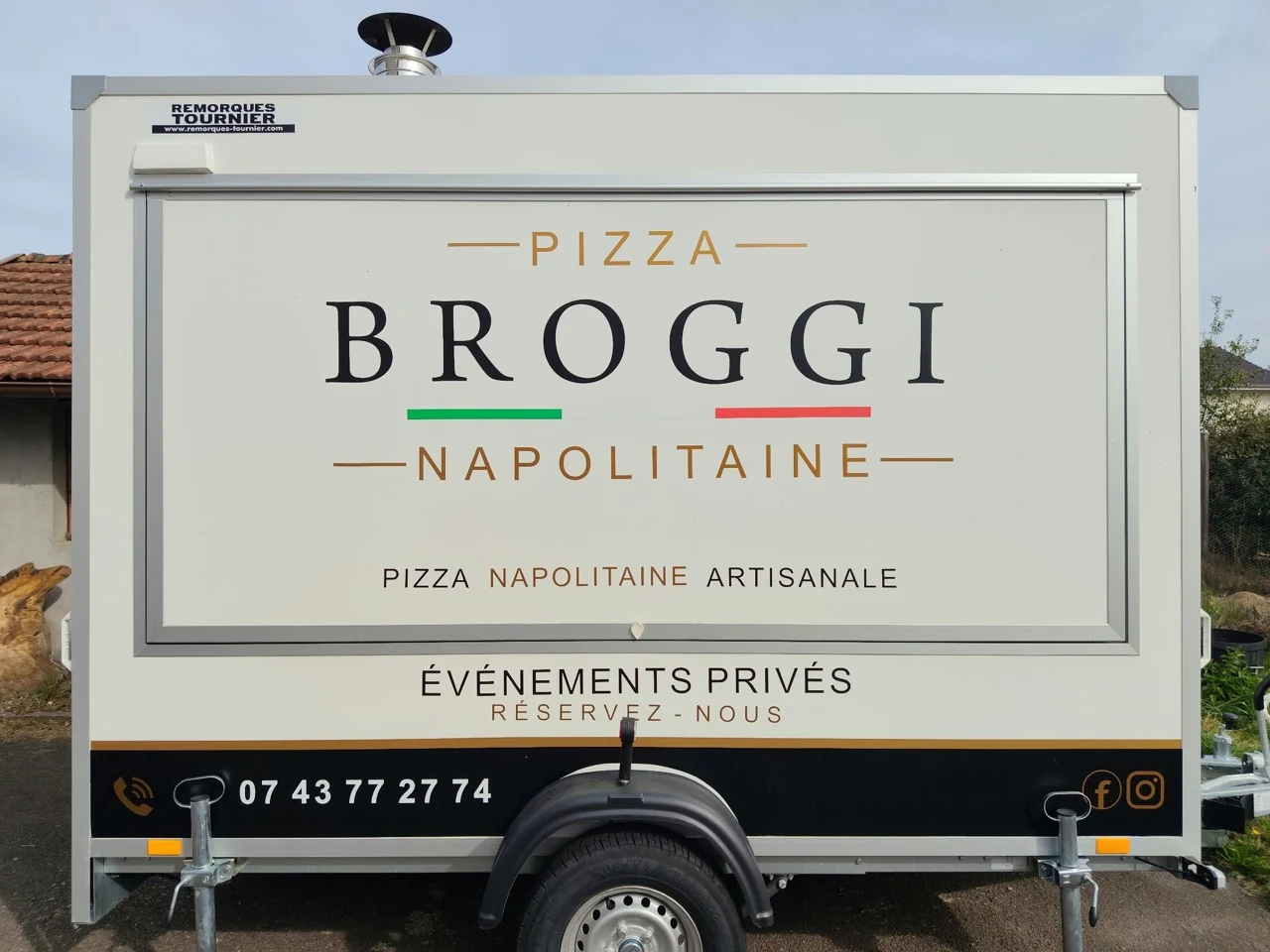 Camion Pizza BROGGI avec sa signalétique et son numéro de téléphone visibles